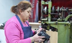Mesleğe eşinin atölyesinde başlayan kadın ayakkabı tamirinde usta oldu