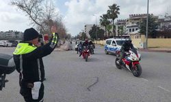 Mesleğinde 32 yılı geride bırakarak emekli olan trafik polisinin son görevinde motosikletlilerden sürpriz