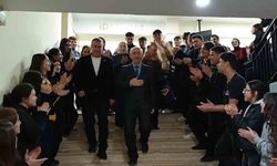 Meslek hayatında 50 bin öğrencinin hayatına dokunan 40 yıllık öğretmene alkışlar içerisinde hüzünlü veda