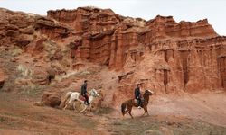 Narman Peribacaları doğaseverleri atlı safariyle buluşturuyor