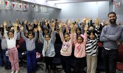 Öğrencilere kitap sevgisi ve afet bilinci aşılamak için kırsaldaki okulları geziyor