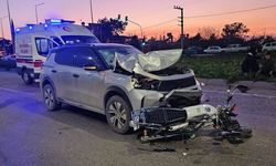 Otomobille çarpışan motosikletteki 2 kişi yaralandı