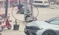 Otomobille çarpışan motosikletteki 2 kişinin yere savrulduğu anlar kamerada