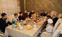 Özbek aileler ramazanda 'ağız açar' iftar sofralarında bir araya geliyor