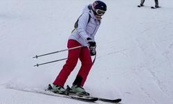 Palandöken'de kar yağışı altında kayak keyfi yaşanıyor