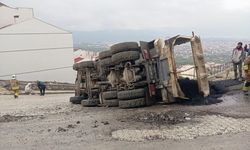 Samandağ ilçesinde devrilen kamyonun sürücüsü yaralandı