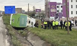 Samsun'da öğrencilerin bulunduğu midibüsün devrilmesi sonucu 11 kişi yaralandı
