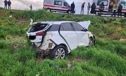 Tarlaya uçarak hurdaya dönen otomobildeki 2 kişi yaralandı