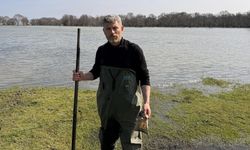 Tıbbi sülük avcılığı için soğuk suyun içinde saatler geçiriyor