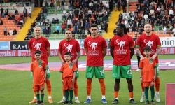 Trendyol Süper Lig: Corendon Alanyaspor: 2 - Kocaelispor: 0 (İlk yarı)