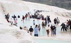 Turizm merkezi Pamukkale'de bayram yoğunluğu yaşanıyor