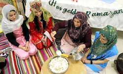 Üniversiteli kızlar, yurtta geleneksel tariflerle yöresel yemekleri öğreniyor