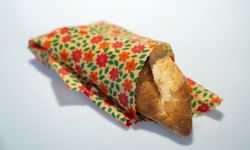 ÜRETİMLE GÜÇLENEN KADINLAR - Bal mumundan geliştirdiği ürünle plastik streç filme alternatif sunuyor