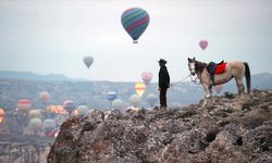 'Yamaçların Atlısı' Kapadokya'yı at sırtında keşfediyor