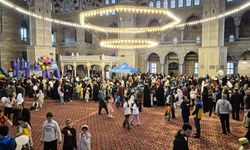 Adana'da çocuklar ve aileleri camide düzenlenen şenlikte ağırlandı