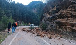 Adana'da Feke-Saimbeyli kara yolu heyelan nedeniyle kapandı