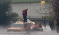 Adana'da göle dönen yolda mahsur kalan araçtaki 2 kişi kurtarıldı