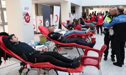 Adana'da polisler, Türk Kızılaya kan ve kök hücre bağışı yaptı