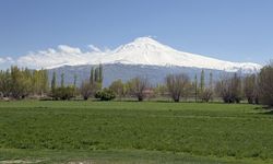Ağrı Dağı yeniden beyaza büründü