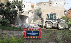Akdeniz ilçesinde metruk binaların yıkımı sürüyor