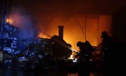 Alevlerin sardığı işyerindeki araçları kurtarmak için seferber oldular