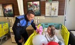 Anamur'da polis hastanede tedavi gören çocukları ziyaret etti