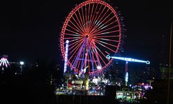 Antalya'da dönme dolap 23 Nisan'a özel kırmızı-beyaza büründü