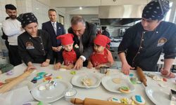 Antalya'da minikler mutfağa girdi, renkli kurabiyeler ortaya çıktı