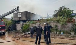 Antalya'da yangın çıkan müstakil ev kullanılamaz hale geldi