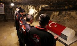 Avrupa'dan motosikletle umreye giden Türkler dönüşte Ürdün'deki Türk Şehitliği'ni ziyaret etti