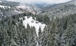 Baharda kar yağışının beyaza bürüdüğü Ilgaz doğaseverlerden ilgi görüyor