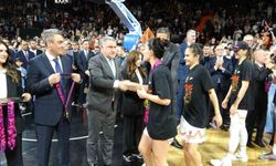 Bakan Bak, ÇBK Mersin'in şampiyonluk sevincine ortak oldu