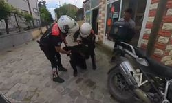 Boğazına şeker kaçan motorcuyu, polis Heimlich manevrasıyla kurtardı