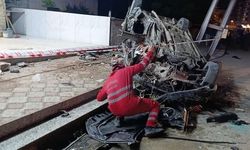 Dörtyol'da aydınlatma direğine çarpan araç hurdaya döndü: 2 yaralı