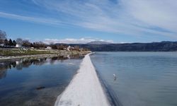 Eğirdir Gölü'nde doğal yürüyüş yolu oluştu