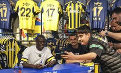 Fenerbahçeli futbolcular Kante ve Levent Mercan imza gününde taraftarlarla buluştu
