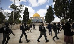Filistin topraklarını gasbeden İsrailliler polis korumasında Mescid-i Aksa'ya baskın düzenledi