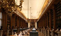 Fransa'da 17. yüzyıldan bu yana halka açık olan Mazarine Kütüphanesi 600 bin esere ev sahipliği yapıyor