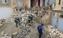 Gaziantep'te çöken metruk bir evin molozlarının kapattığı yan binadaki 2 kişi kurtarıldı