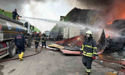 Geri dönüşüm fabrikasında çıkan yangına ekiplerin müdahalesi sürüyor