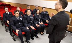 Güvenliği sağlayan polisler oluşturdukları müzik topluluğuyla gönüllere de dokunuyor