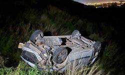 Hafif ticari araç, antik kent girişinde şarampole yuvarlandı: 2 yaralı