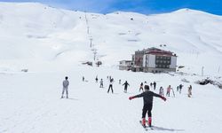 Hakkari'deki kayak merkezinde baharda da kayak keyfi yaşanıyor