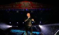 Haluk Levent, Adana'daki Uluslararası Portakal Çiçeği Karnavalı'nda sahne aldı