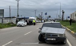Hatay'da 2 otomobilin çarpışması sonucu 1 kişi yaralandı