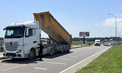 Hatay'da damperi açık kalan kamyon EDS direğine çarptı