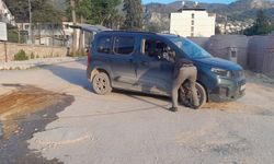 KURTULUŞ CADDESİ’NDE İNŞAAT İHMALİ: ARAÇLARIN ALTINA DEMİR SAPLANIYOR!