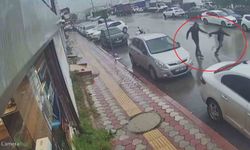 İçi para dolu çantayı sinsice kendine yaklaşan kapkaççıya kaptırmayan kuyumcu, çantasına göz diken şahsı yakalayabilmek için metrelerce kovaladı o anlar kamerada