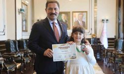 İngilizce olimpiyatında dünya üçüncüsü olan şehit kızı, söyledikleriyle valiye duygusal anlar yaşattı