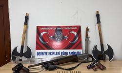 İskenderun ilçesinde balkonuna silah ve kesici alet asan kişi yakalandı